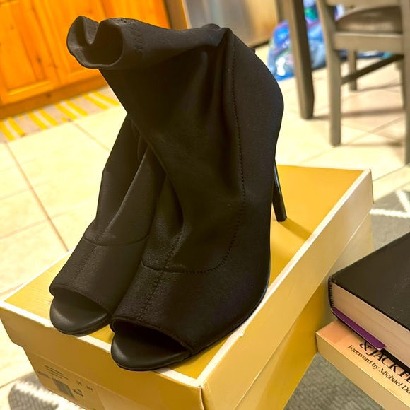 Beautiful black heals - Picture 1 of 1